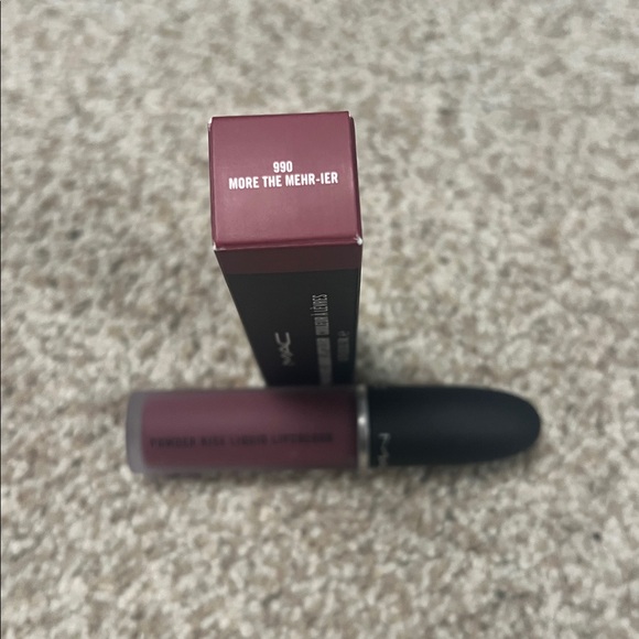 430. New In Box (NIB) - MAC 8-Piece Beauty Gift Set - Picture 16 of 16